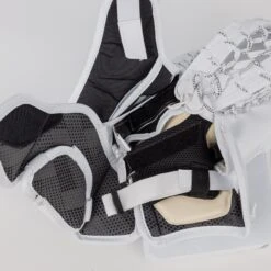 Bauer GSX Intermediate Goalie Catcher S23 -Baue Hockey Shop bauer catchers bauer gsx intermediate goalie catcher s23 30445046726722