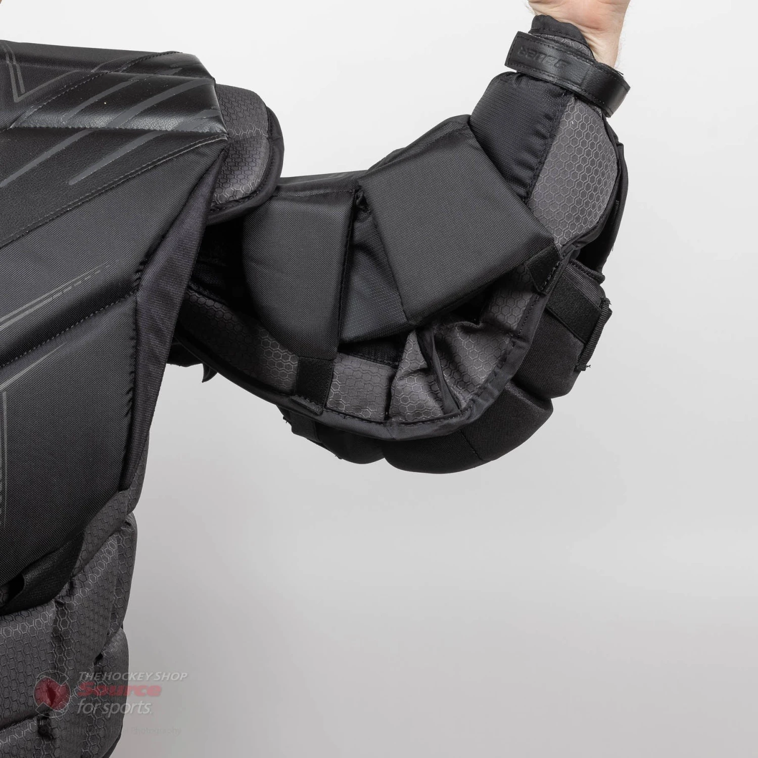 Bauer Vapor HyperLite Senior Chest & Arm Protector - Black 6 Bauer Vapor HyperLite Senior Chest & Arm Protector - Black - Image 4