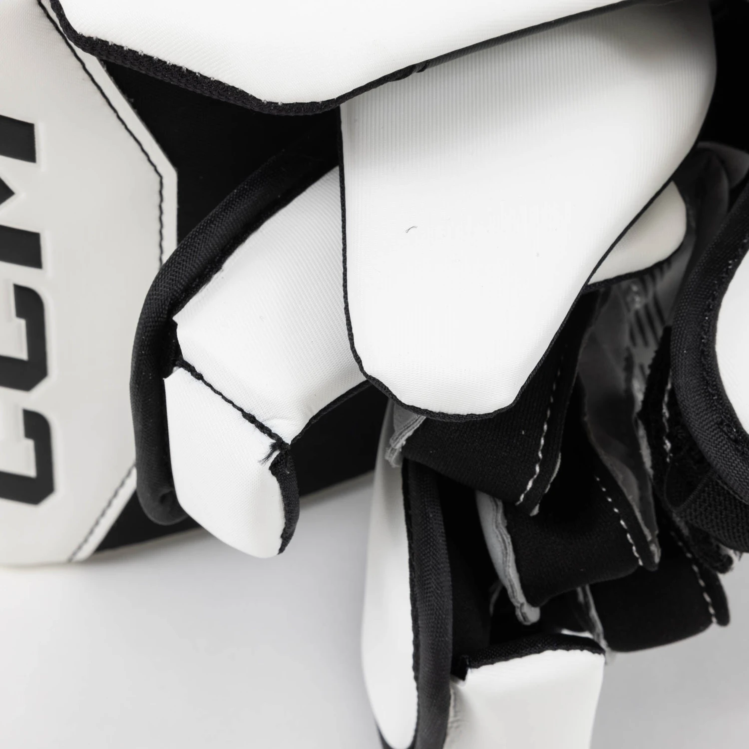 CCM Axis 2.9 Senior Goalie Blocker 8 CCM Axis 2.9 Senior Goalie Blocker - Image 6