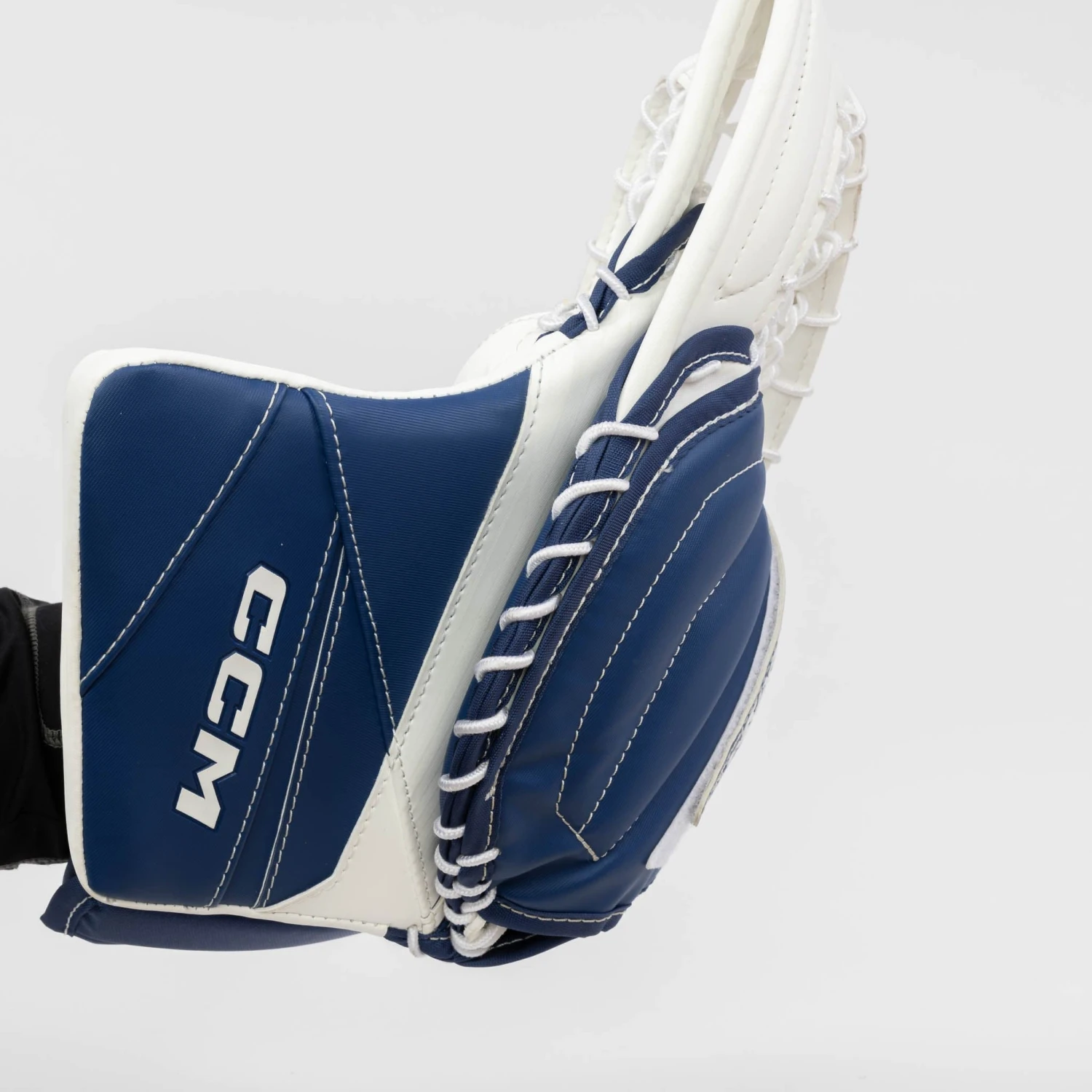 CCM Axis 2.5 Junior Goalie Catcher 4 CCM Axis 2.5 Junior Goalie Catcher - Image 2