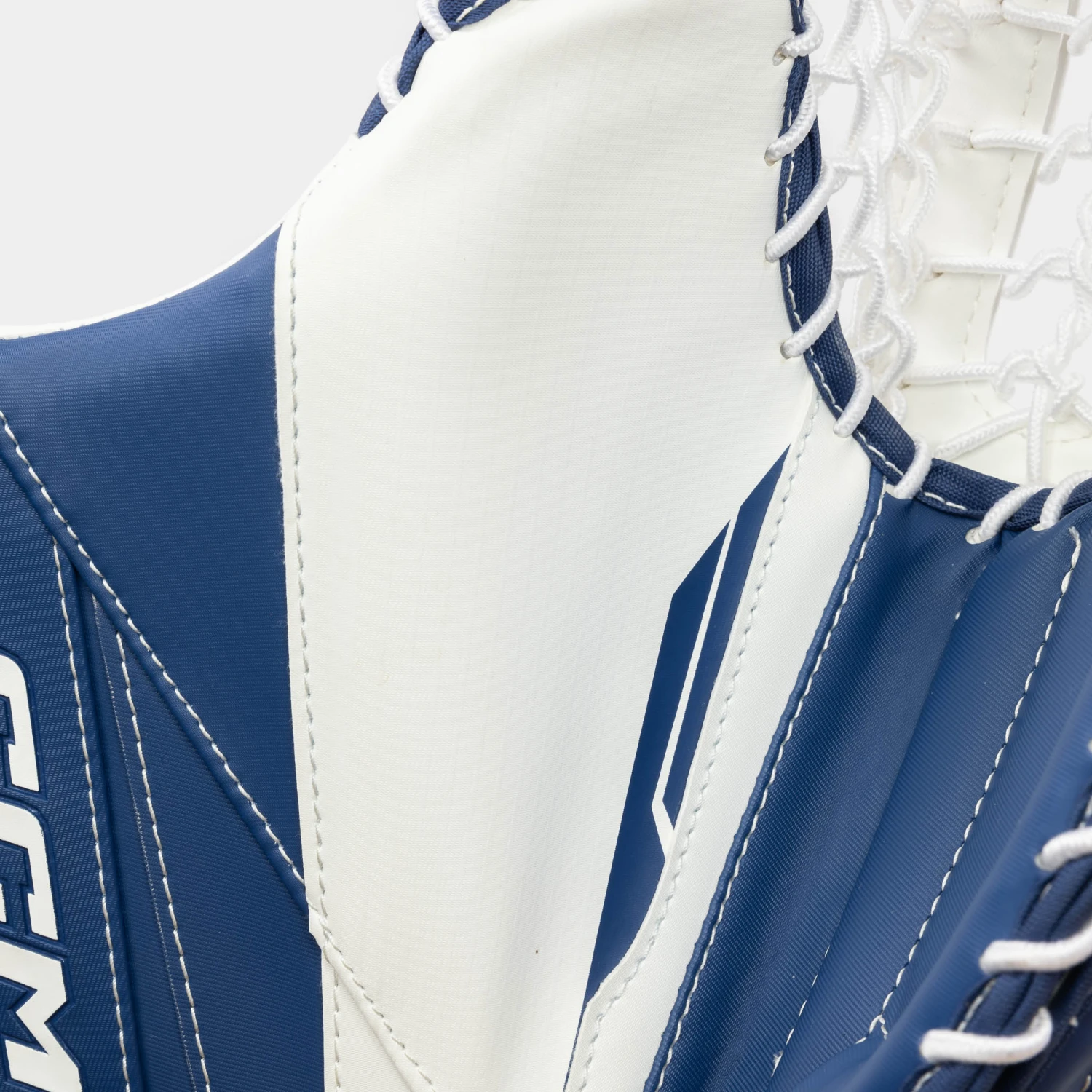 CCM Axis 2.5 Junior Goalie Catcher 9 CCM Axis 2.5 Junior Goalie Catcher - Image 7