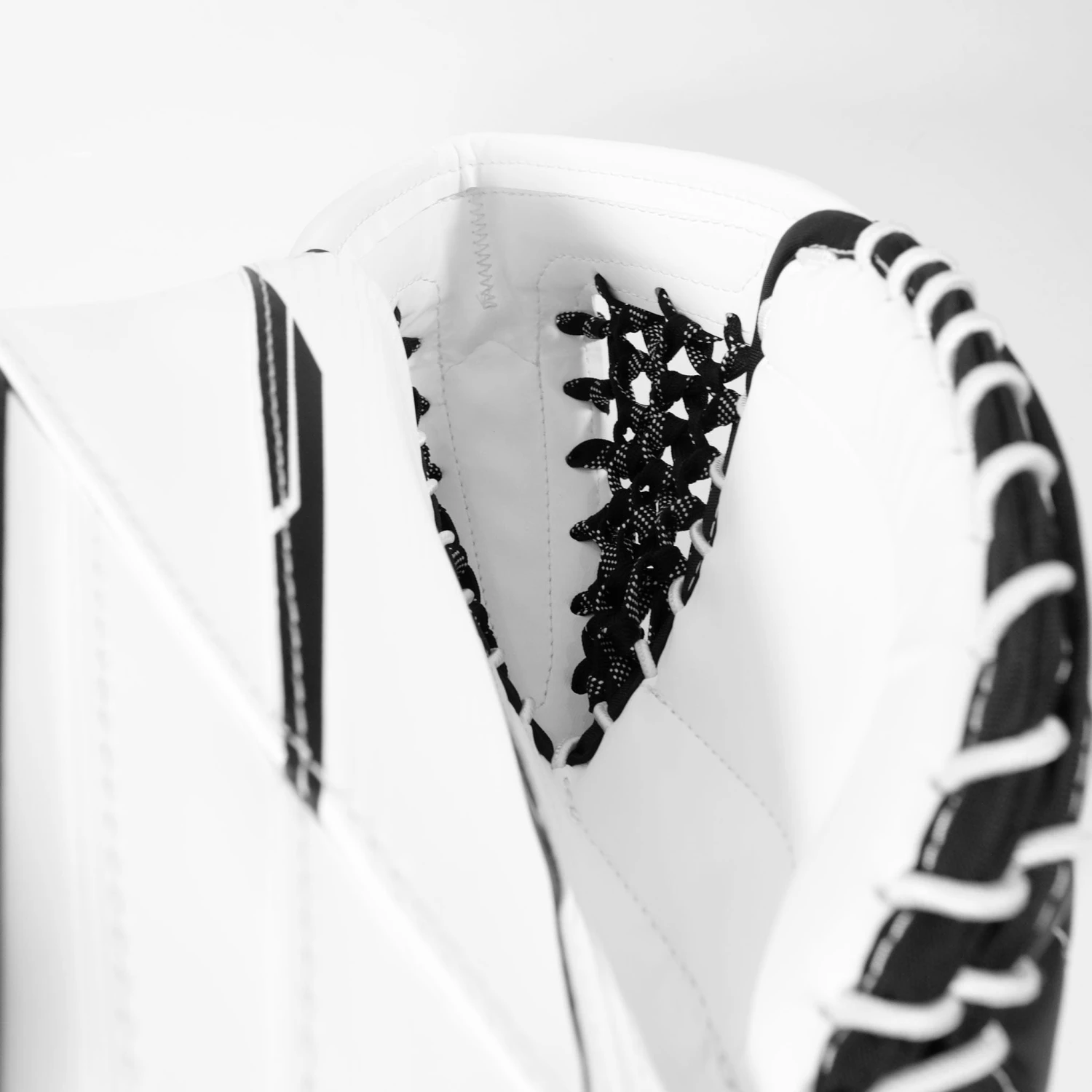 CCM Axis 2.5 Junior Goalie Catcher - Source Exclusive 6 CCM Axis 2.5 Junior Goalie Catcher - Source Exclusive - Image 4