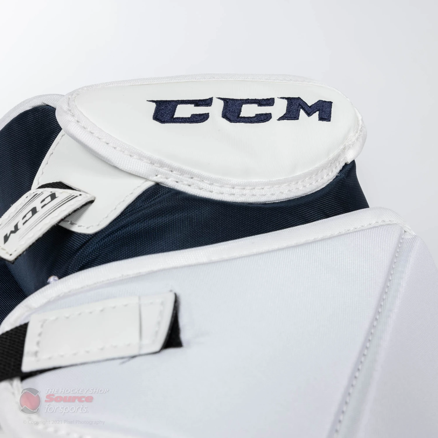 CCM Extreme Flex E5.9 Intermediate Goalie Catcher 14 CCM Extreme Flex E5.9 Intermediate Goalie Catcher - Image 12