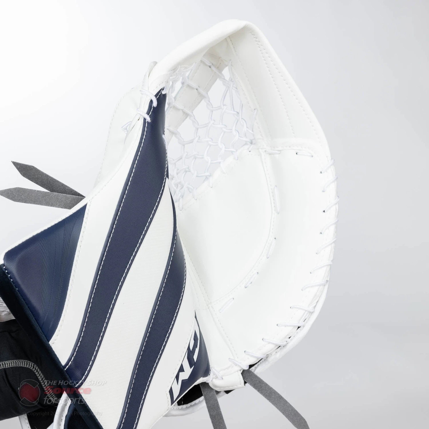 CCM Extreme Flex E5.9 Intermediate Goalie Catcher 5 CCM Extreme Flex E5.9 Intermediate Goalie Catcher - Image 3