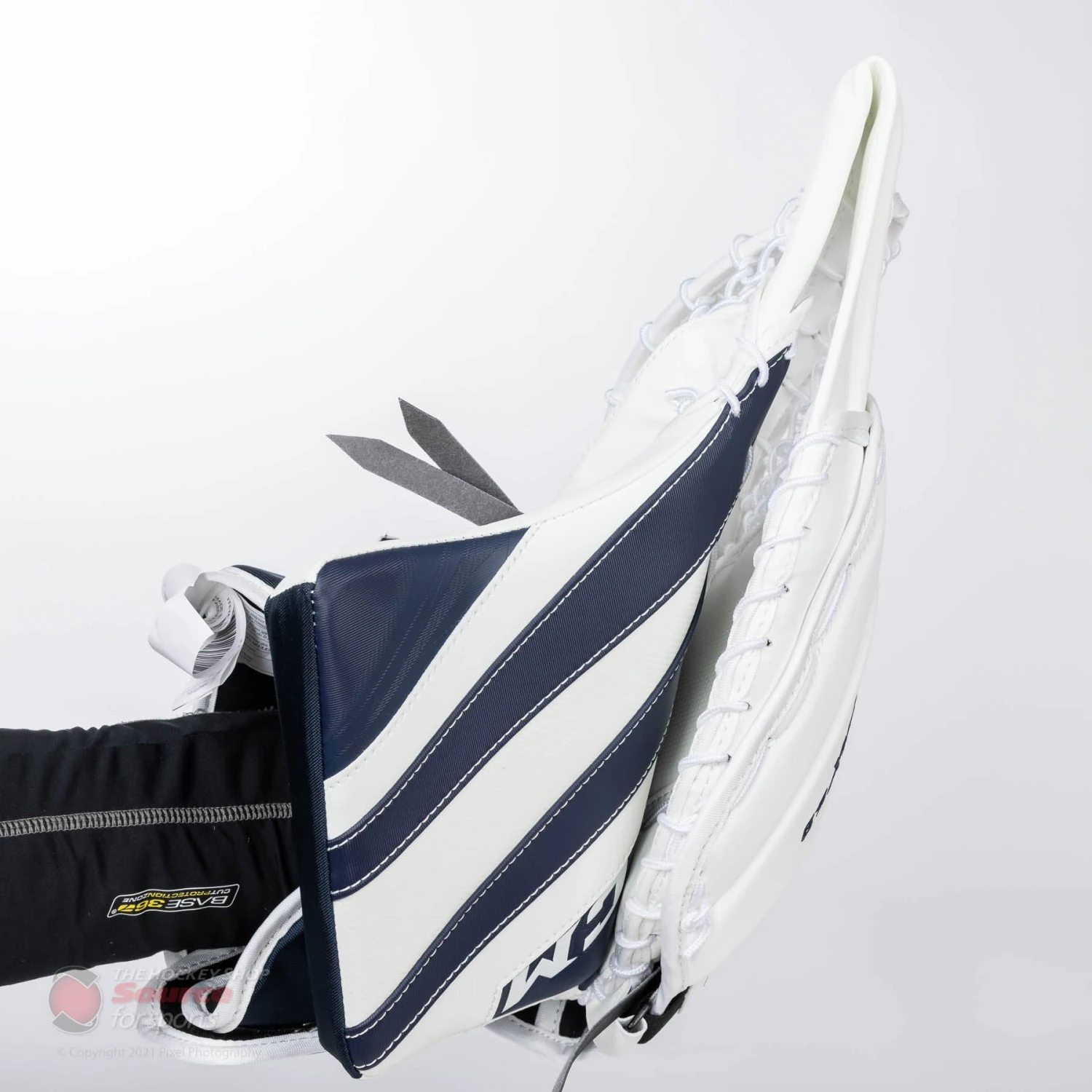 CCM Extreme Flex E5.9 Intermediate Goalie Catcher 4 CCM Extreme Flex E5.9 Intermediate Goalie Catcher - Image 2