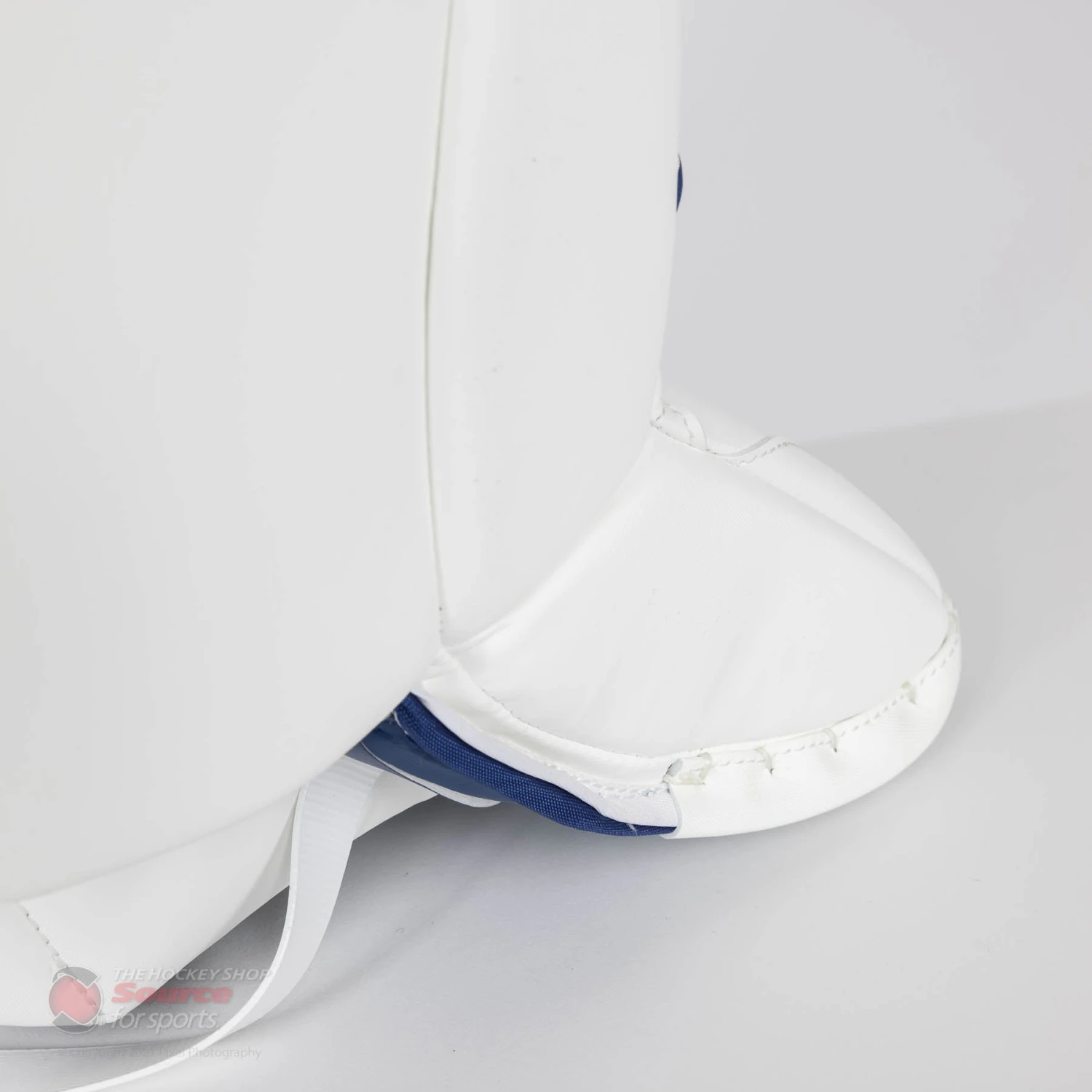 CCM Extreme Flex E5.5 Junior Goalie Leg Pads 21 CCM Extreme Flex E5.5 Junior Goalie Leg Pads - Image 19