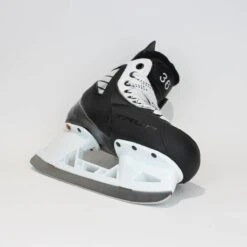 TRUE Player Junior Hockey Skates - Pro Stock - VH Holder - White Side - Size 4 -Baue Hockey Shop true hockey skates true player junior hockey skates pro stock vh holder white side size 4 4 r standard 15186594201666