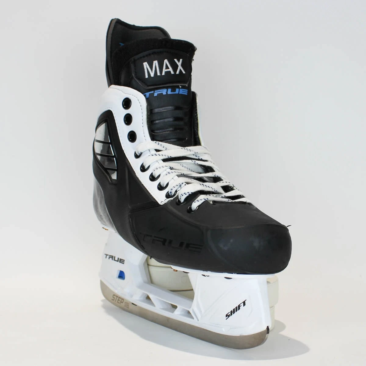 TRUE Player Senior Hockey Skates - Pro Stock - Shift Holder - White Side - "MAX/BAX" - Size 8 6 TRUE Player Senior Hockey Skates - Pro Stock - Shift Holder - White Side - "MAX/BAX" - Size 8 - Image 4