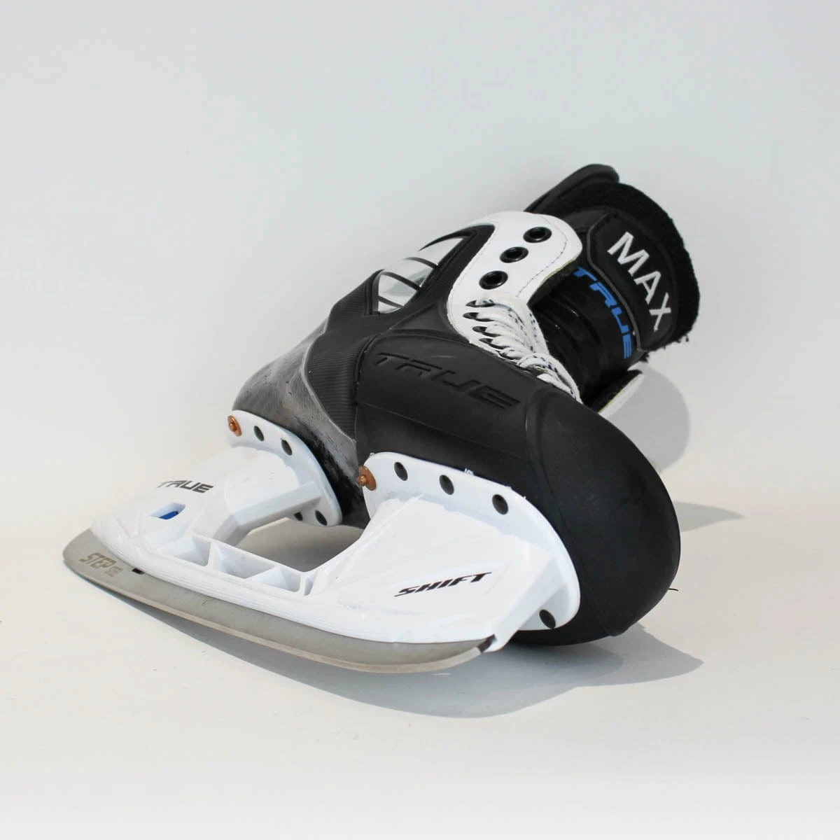 TRUE Player Senior Hockey Skates - Pro Stock - Shift Holder - White Side - "MAX/BAX" - Size 8 7 TRUE Player Senior Hockey Skates - Pro Stock - Shift Holder - White Side - "MAX/BAX" - Size 8 - Image 5